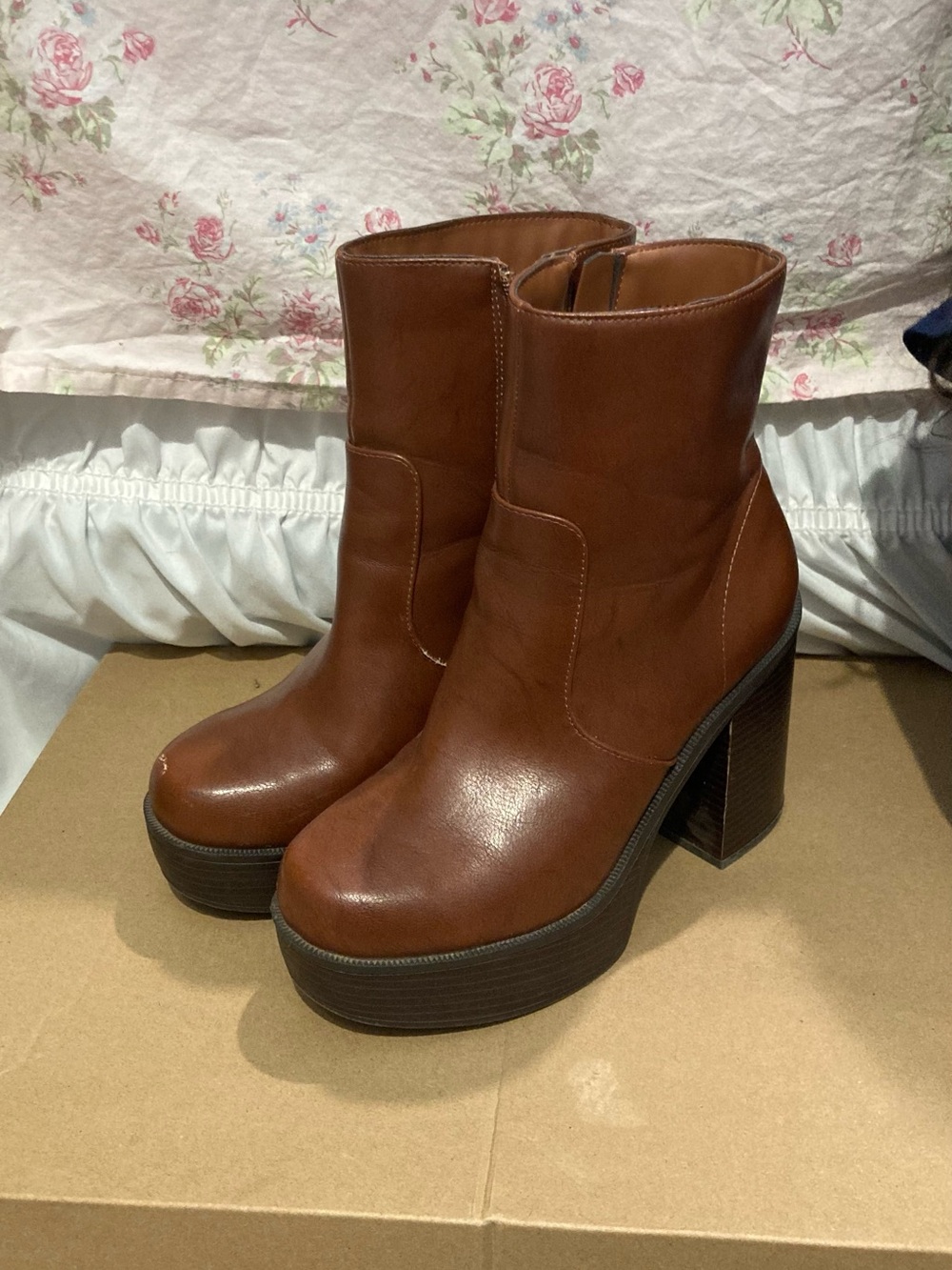 SODA Women’s Brown Faux Leather Ankle Bootie Round Toe Platform Zip Size 7 M - Picture 2 of 7